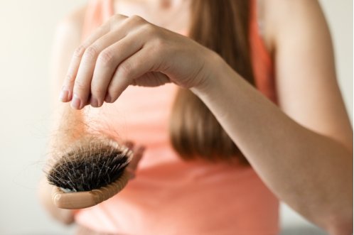 La “Psicologia” dei capelli: perché cadono quando la natura rinasce?