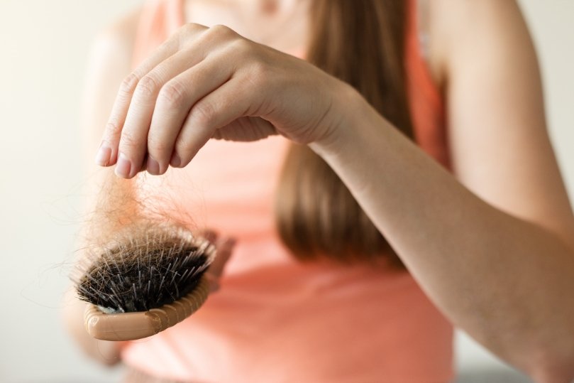 La “Psicologia” dei capelli: perché cadono quando la natura rinasce?