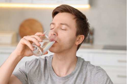 Bevi acqua tutto il giorno ma sei comunque disidratato: ecco perché