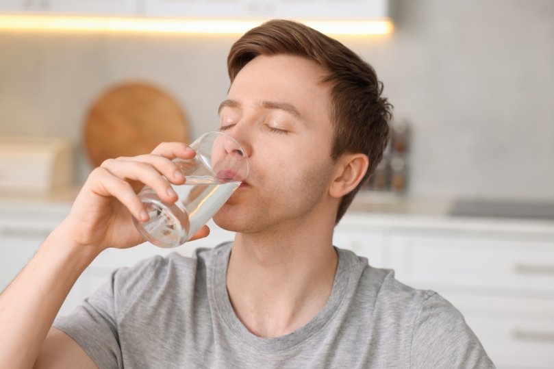 Bevi acqua tutto il giorno ma sei comunque disidratato: ecco perché