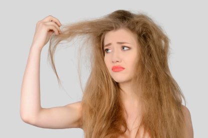 Capelli e cloro: come riparare i capelli dal cloro e salsedine